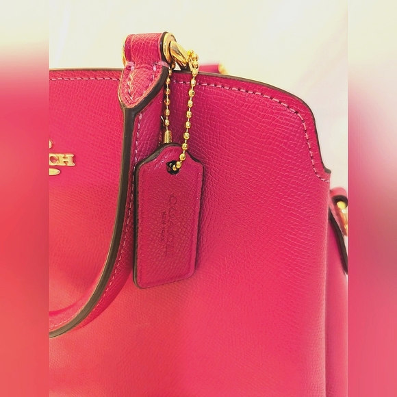 Beautiful Coach bag in fuschia with detachable shoulder strap. - Picture 3 of 9